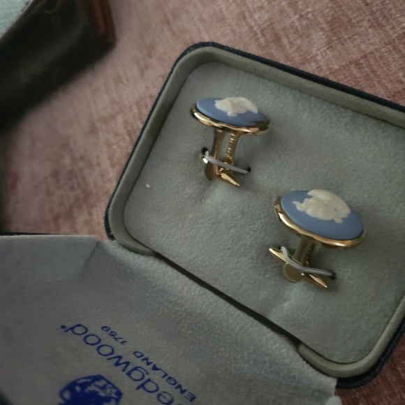 Wedgwood 1759 England 10k gold tone cufflinks - Picture 5 of 13